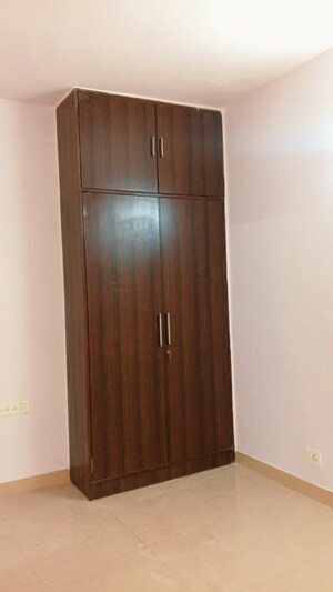 Furnished Amenities in 3 BHK Apartment at Vasant Kunj – for Rent