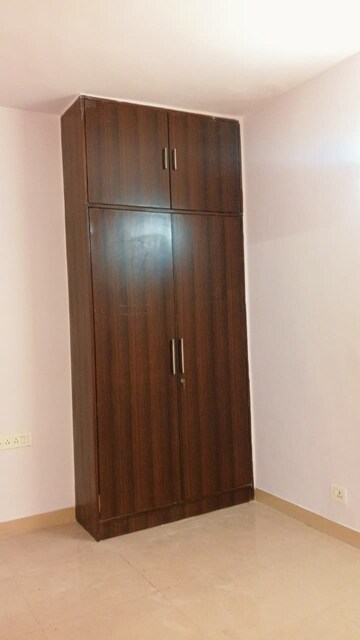 Furnished Amenities in 3 BHK Apartment at Vasant Kunj – for Rent