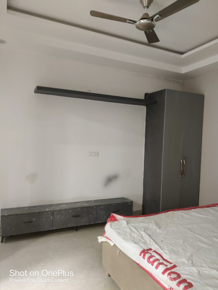 Room, sector 85 3 Bedroom 350 Sq.Yd. Builder Floor In Sector 85 Faridabad 9686741