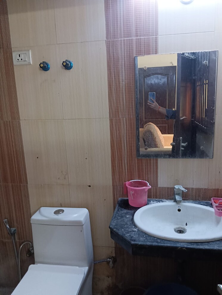 Bathroom, pi greater noida 1 Bedroom 40 Sq.Mt. Builder Floor In Pi Greater Noida Greater Noida 9686833