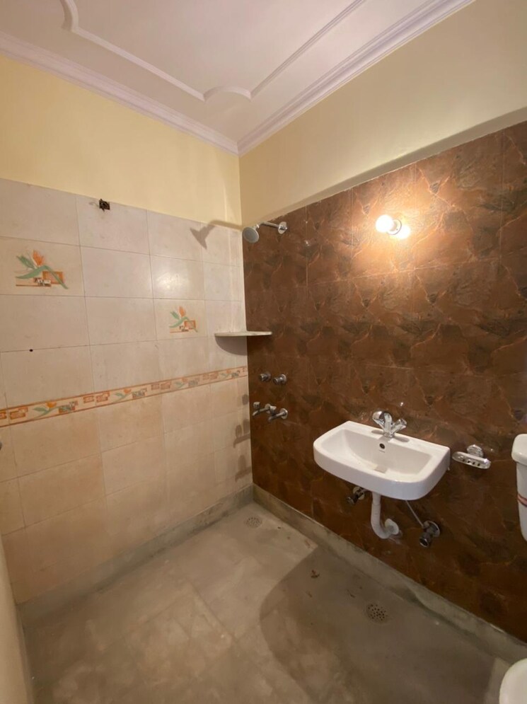 Bathroom, sector 49 1 Bedroom 500 Sq.Ft. Independent House In Sector 49 Noida 9686851