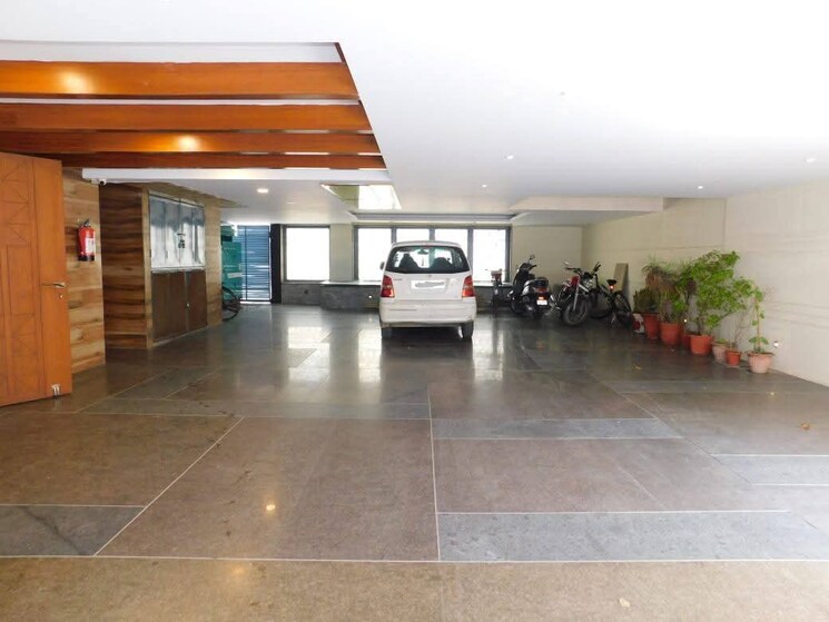  Parking, saket 4 Bedroom 2000 Sq.Ft. Builder Floor In Saket Delhi 9686866