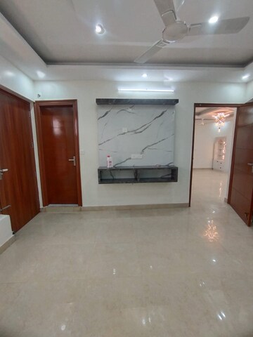 Room in 3.5 BHK Builder Floor at Sector 9a – for Sale