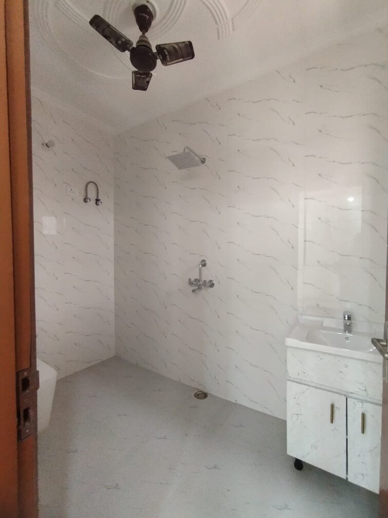 Bathroom, sector 9a 3.5 Bedroom 3278 Sq.Ft. Builder Floor In Sector 9a Gurgaon 9687046
