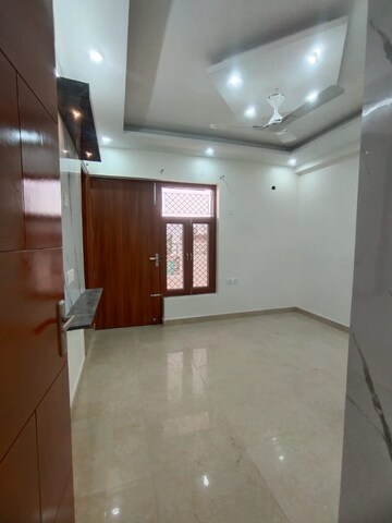 Room in 3.5 BHK Builder Floor at Sector 9a – for Sale