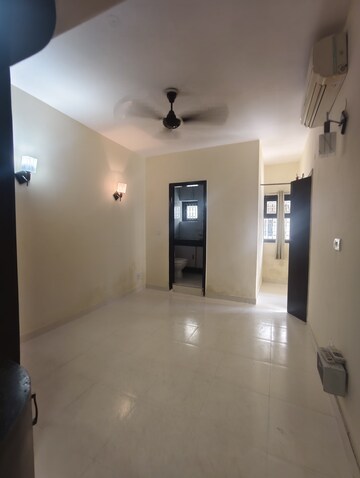 Room in 2.5 BHK Apartment at Vasant Kunj – for Rent
