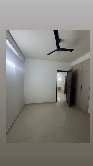Room in 3 BHK Apartment at Smart World Orchard, Sector 61 – for Rent