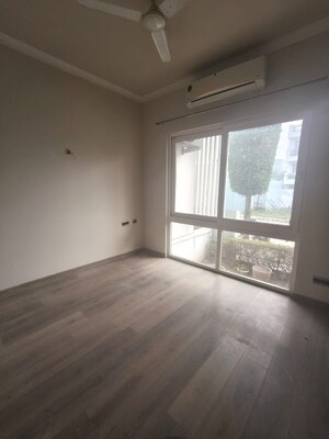 Room in 3 BHK Builder Floor at Central Park Cerise Suites, Sohna Sector 33 – for Rent