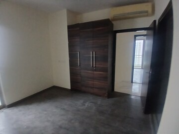Room in 4 BHK Apartment at Tata Primanti Villas, Sector 72 – for Rent