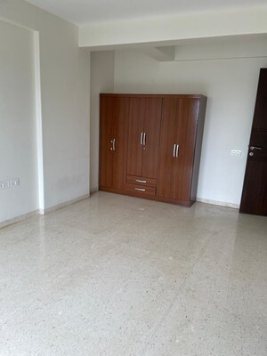 Room in 3 BHK Apartment at Supreme Badrinath, Khar West – for Rent