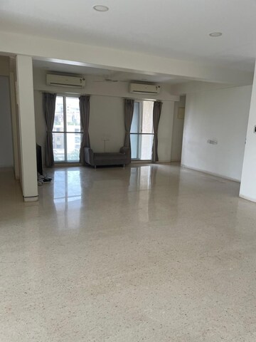 Room in 3 BHK Apartment at Supreme Badrinath, Khar West – for Rent