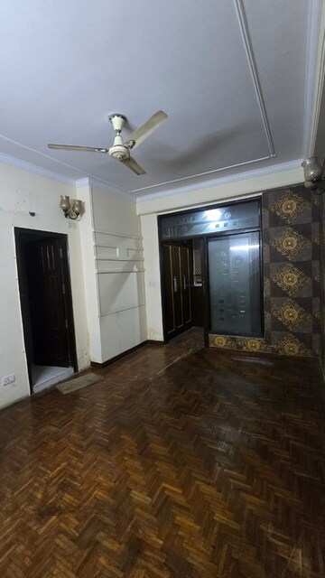 Room in 3 BHK Apartment at Gulmohar Garden, Sector 44 – for Rent