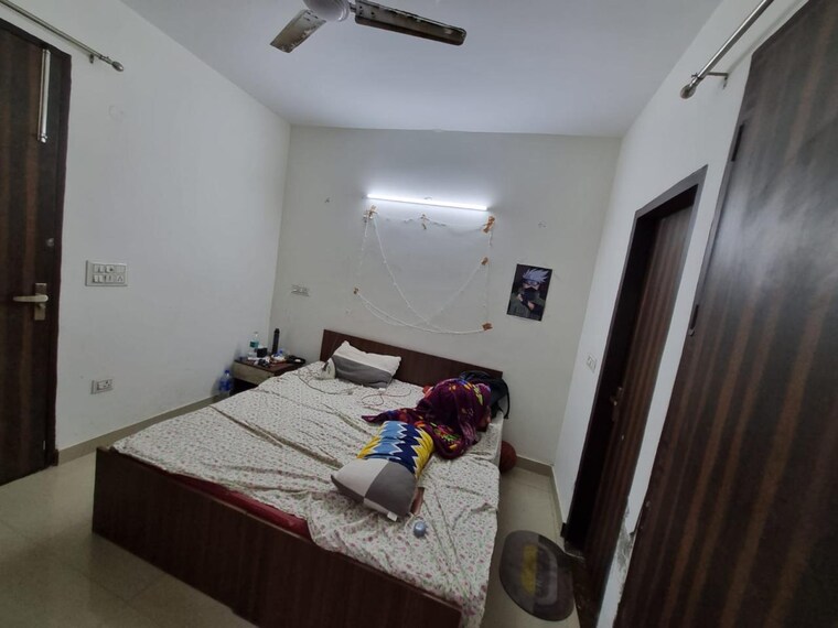 Bedroom, sector 69 2 Bedroom 200 Sq.Yd. Builder Floor In Sector 69 Gurgaon 9687690