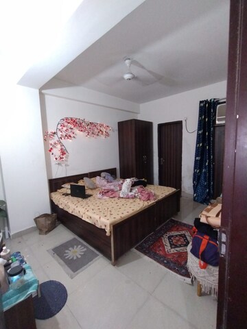 Bedroom in 3 BHK Builder Floor at Sector 69 – for Rent