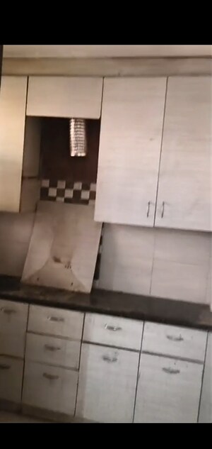 Furnished Amenities in 3 BHK Builder Floor at Mahavir Enclave – for Sale