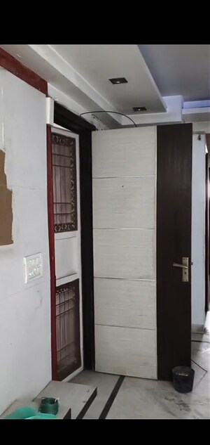 Building Lobby in 3 BHK Builder Floor at Mahavir Enclave – for Sale