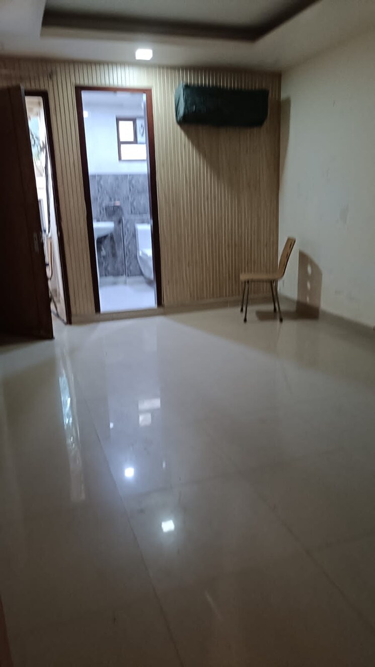 Room, sector 27 4 Bedroom 360 Sq.Yd. Builder Floor In Sector 27 Gurgaon 9687889