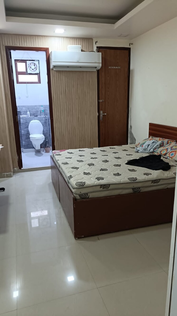 Bedroom, sector 27 4 Bedroom 360 Sq.Yd. Builder Floor In Sector 27 Gurgaon 9687889