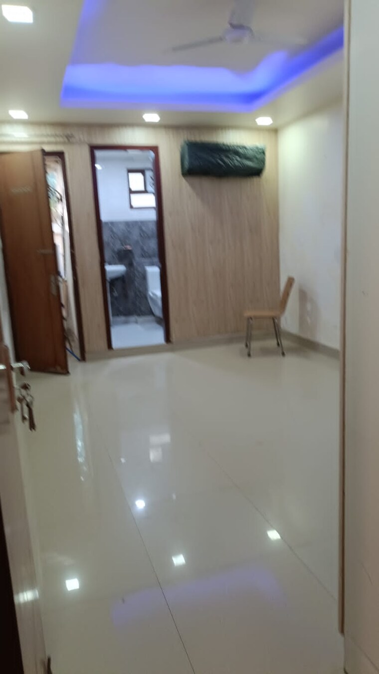 Room, sector 27 4 Bedroom 360 Sq.Yd. Builder Floor In Sector 27 Gurgaon 9687889