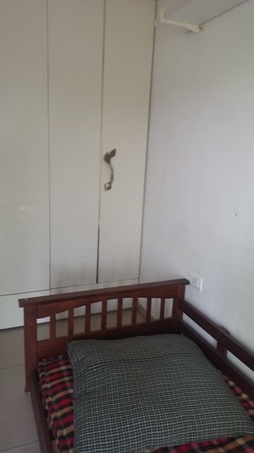 Room in 3 BHK Apartment at Gulshan Bellina, Sector 16 Greater Noida – for Rent