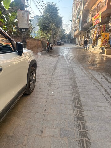 Parking in 2.5 BHK Independent House at Ashok Vihar Sector 3, Ashok Vihar Phase 1 – for Sale