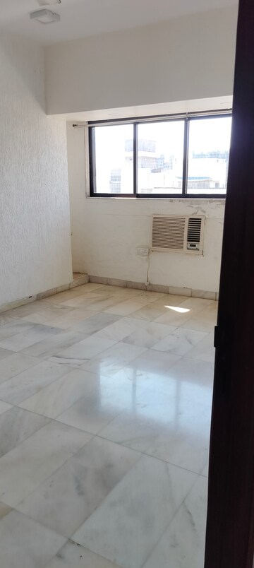 Room in 3 BHK Apartment at Cliff Tower, Andheri West – for Rent