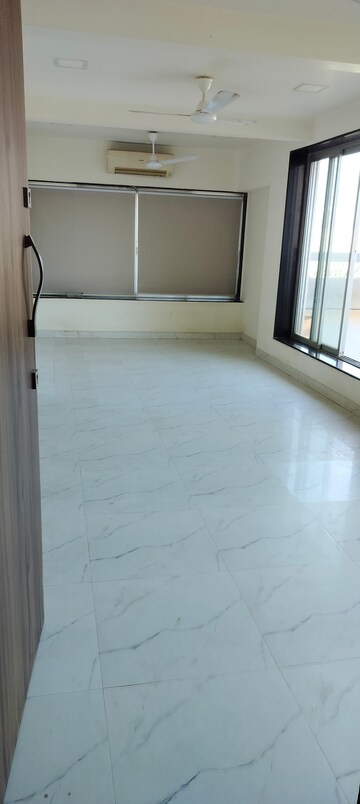 Room in 3 BHK Apartment at Cliff Tower, Andheri West – for Rent