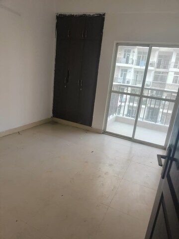 Room in 3 BHK Apartment at Gardenia Golf City, Sector 75 – for Rent
