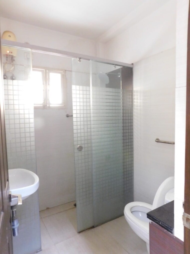 Bathroom, aparna-senor-valley-i 5 Bedroom 395 Sq.Yd. Villa In Jubilee Hills Hyderabad 9688014