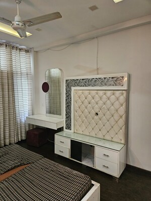 Room in 3 BHK Apartment at Pakhowal Road – for Rent