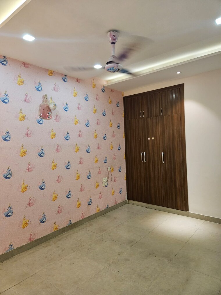 Room, pakhowal road 3 Bedroom 1600 Sq.Ft. Apartment In Pakhowal Road Ludhiana 9688047