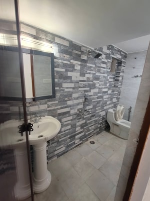 Bathroom in 3 BHK Apartment at Maidan Garhi – for Rent