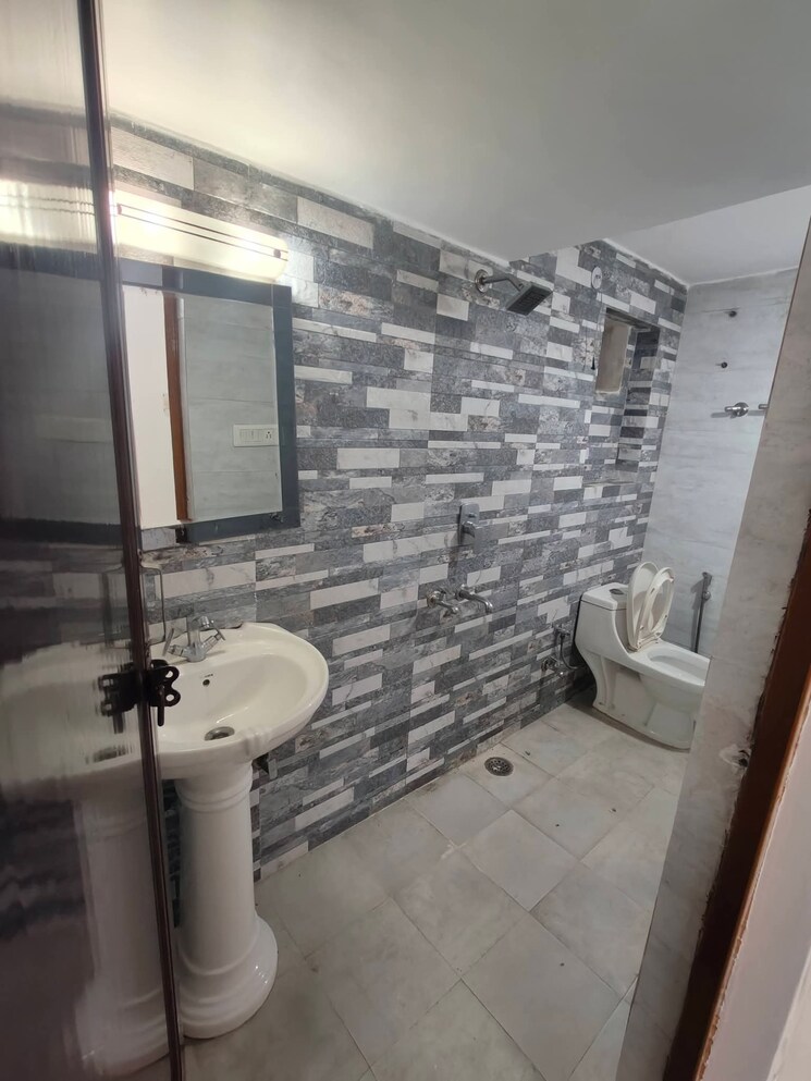 Bathroom, maidan garhi 3 Bedroom 1400 Sq.Ft. Apartment In Maidan Garhi Delhi 9688090