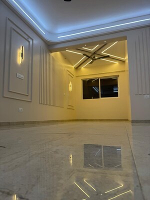 Room in 2.5 BHK Apartment at Experion Capital, Gomti Nagar – for Rent