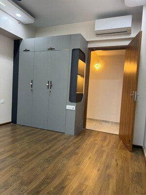 Room in 2.5 BHK Apartment at Experion Capital, Gomti Nagar – for Rent