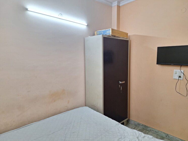 Room, rohini sector 8 1 Bedroom 350 Sq.Ft. Builder Floor In Rohini Sector 8 Delhi 9688116
