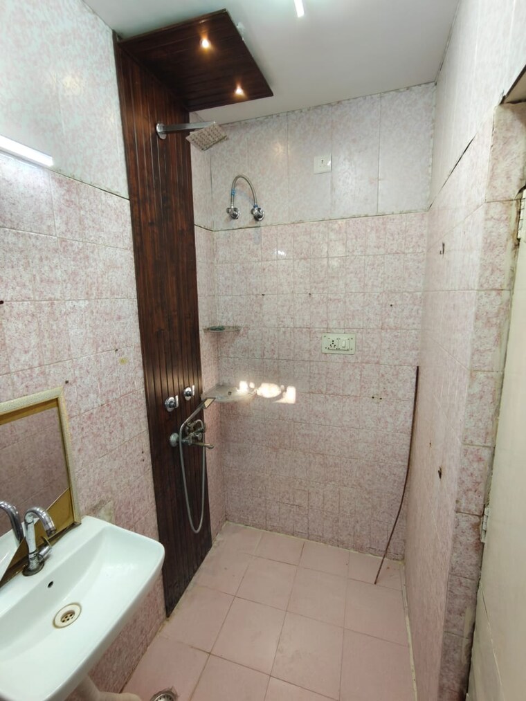 Bathroom, rwa-apartments-sector-12 2 Bedroom 750 Sq.Ft. Builder Floor In Sector 12 Noida 9688134
