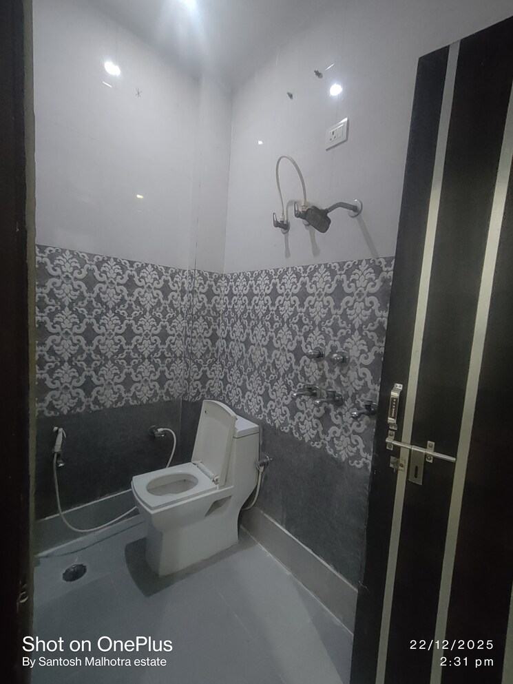 Bathroom, dwarka mor 1.5 Bedroom 50 Sq.Yd. Builder Floor In Dwarka Mor Delhi 9688165