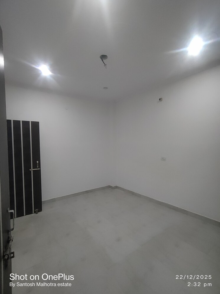 Room, dwarka mor 1.5 Bedroom 50 Sq.Yd. Builder Floor In Dwarka Mor Delhi 9688165