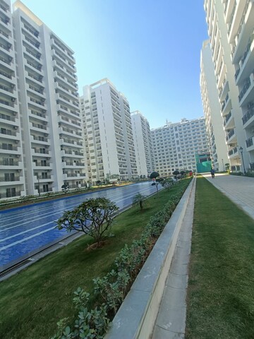 Swimming Pool in 3 BHK Apartment at Central Park Flower Valley Aqua Front Towers, Sohna Sector 33 – for Sale
