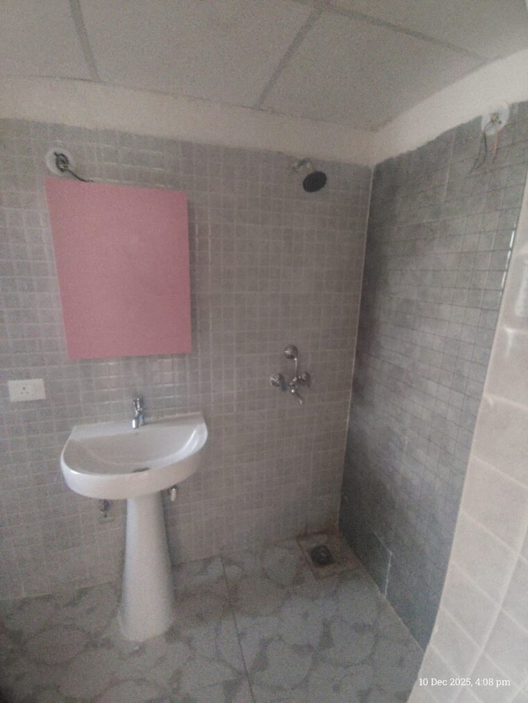 Bathroom, amrapali-dream-valley 1.5 Bedroom 585 Sq.Ft. Apartment In Tech Zone 4 Greater Noida Greater Noida 9688294