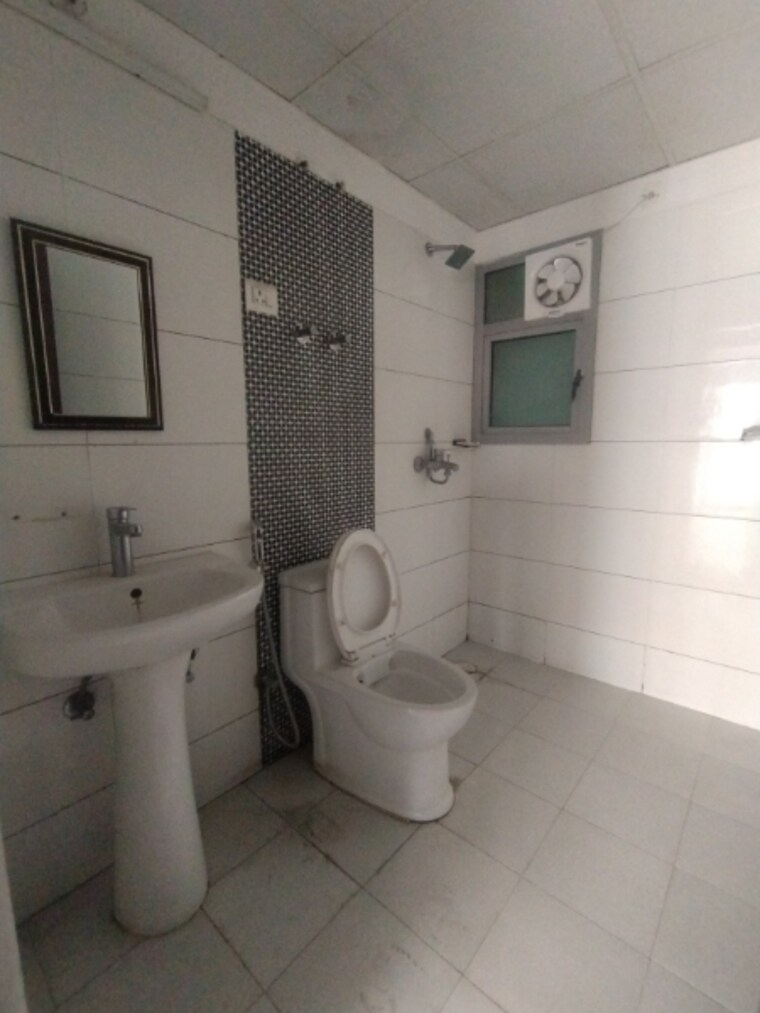 Bathroom, gulshan-bellina 2 Bedroom 663 Sq.Ft. Apartment In Sector 16 Greater Noida Greater Noida 9688335