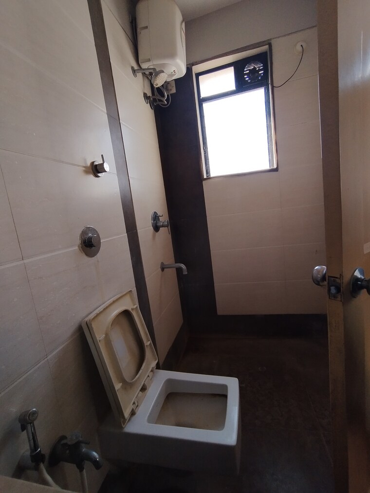 Bathroom, ghodbunder road 3 Bedroom 850 Sq.Ft. Apartment In Ghodbunder Road Thane 9688316