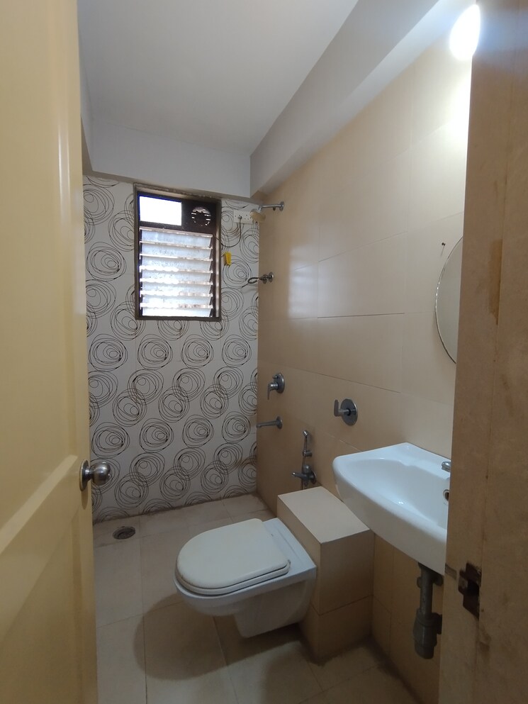 Bathroom, ghodbunder road 3 Bedroom 850 Sq.Ft. Apartment In Ghodbunder Road Thane 9688316
