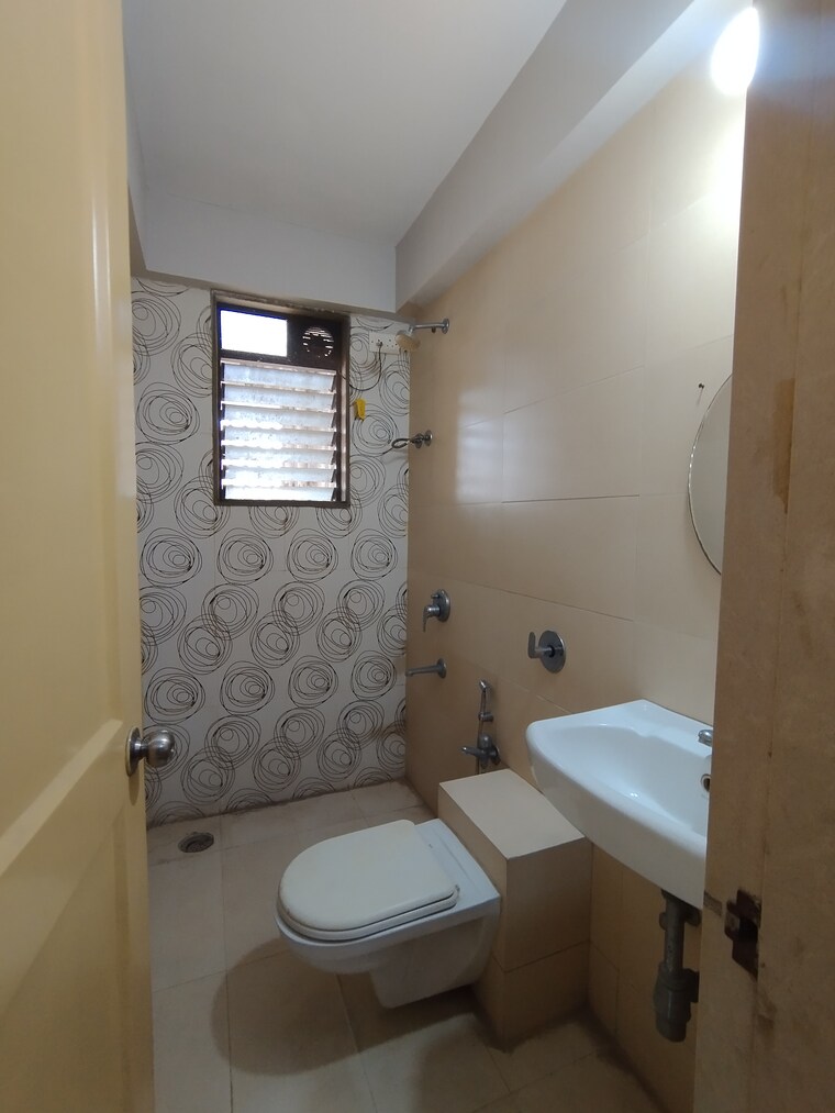 Bathroom, ghodbunder road 3 Bedroom 850 Sq.Ft. Apartment In Ghodbunder Road Thane 9688316