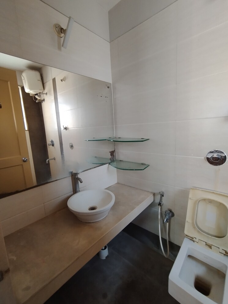 Bathroom, ghodbunder road 3 Bedroom 850 Sq.Ft. Apartment In Ghodbunder Road Thane 9688316