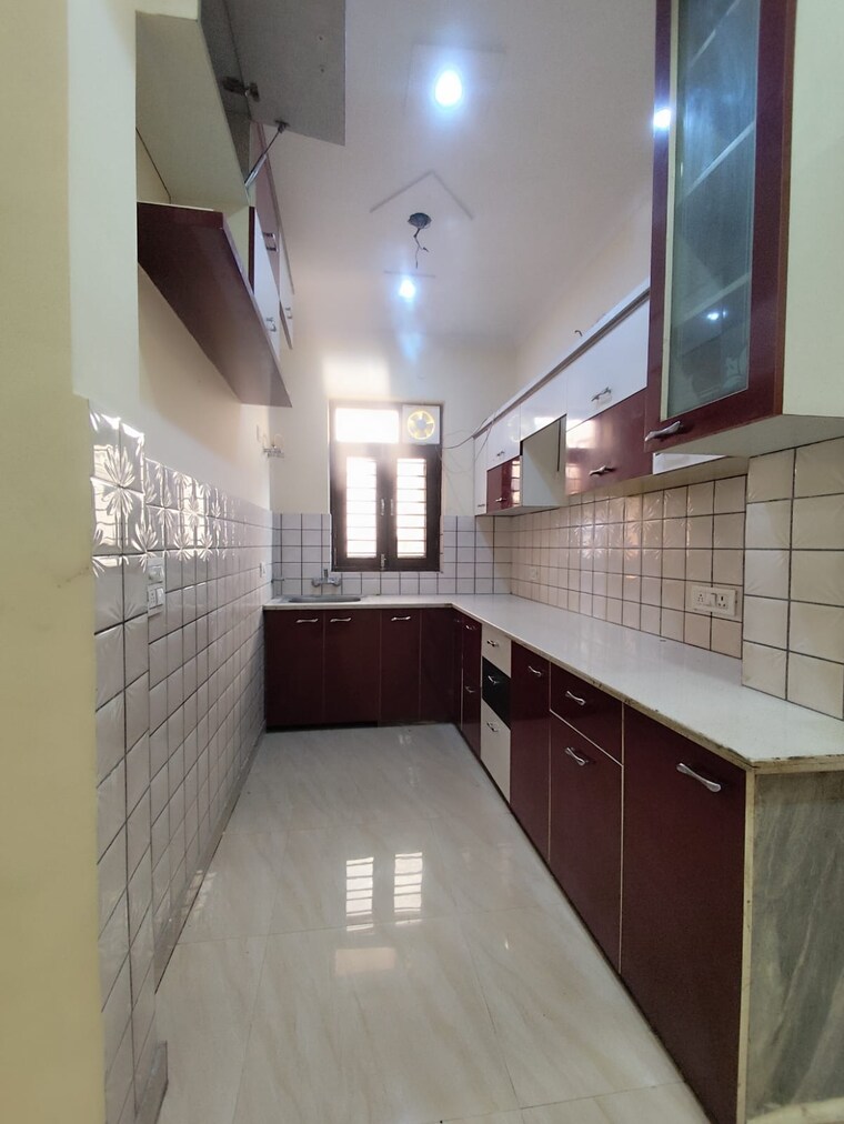 Kitchen, ashoka enclave 4 Bedroom 2700 Sq.Ft. Builder Floor In Ashoka Enclave Faridabad 9688308