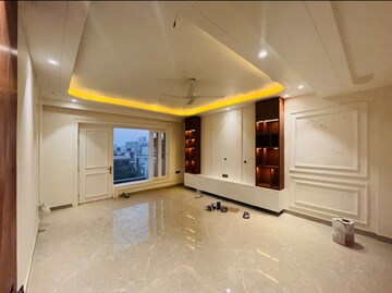 Parking in 3 BHK Builder Floor at Green Fields Colony – for Rent