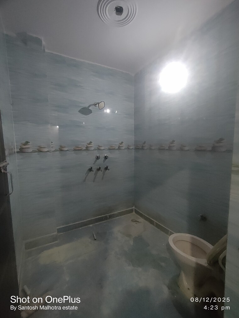 Bathroom, dwarka mor 2 Bedroom 55 Sq.Yd. Builder Floor In Dwarka Mor Delhi 9688349