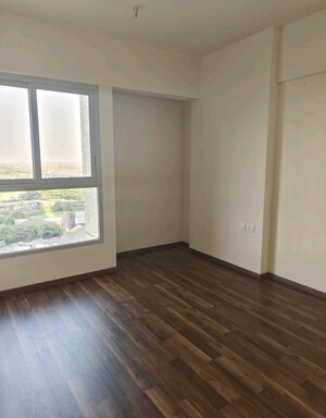 Room in 2 BHK Apartment at Piramal Vaikunth, Balkum Pada – for Rent